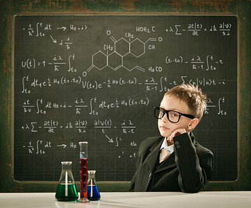 学前教育摄影照片_年轻优雅聪明化学学生或科学家严重摆姿势与黑板