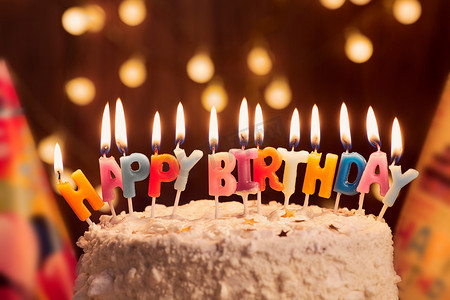 生日摄影照片_生日蛋糕与蜡烛，明亮的灯景。庆祝活动.