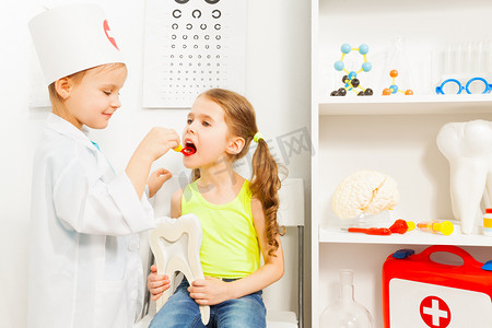 女孩玩牙医与她的朋友