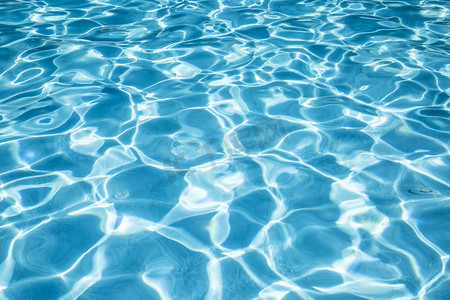 透明水波纹摄影照片_游泳池表面