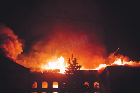 烟雾火焰摄影照片_屋顶建设对火夜晚