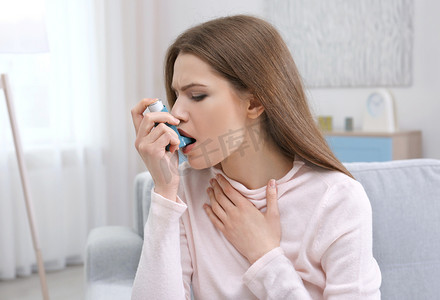 使用哮喘吸入器的女人 