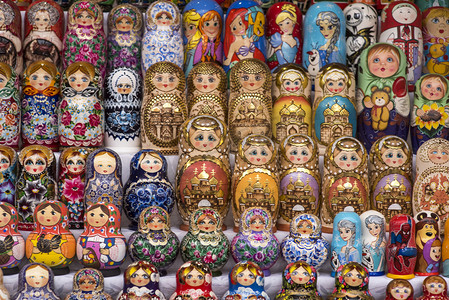 漂亮的五彩缤纷的木制玩具娃娃在市场上卖弄.Matryoshka娃娃是俄罗斯人的文化象征