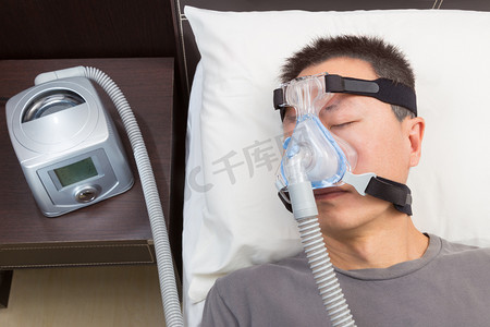 面具人摄影照片_亚洲人与睡眠呼吸暂停使用 Cpap 机