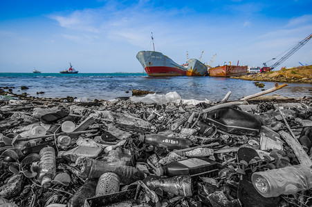 清洗摄影照片_巴拿马科隆市海滩海岸的废物和污染清洗