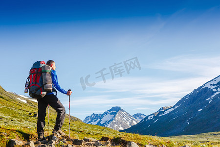 徒步旅行者看着山景的背包徒步旅行。挪威景观