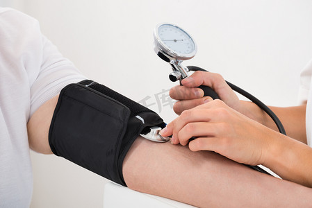 医生检查病人的血压