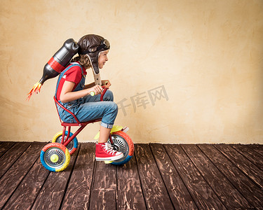 winner摄影照片_孩子玩喷气式飞行背包在家里