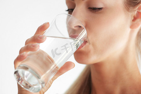 美丽的女孩饮用水 