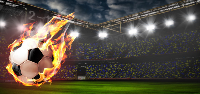 在球场上的燃烧足球球。