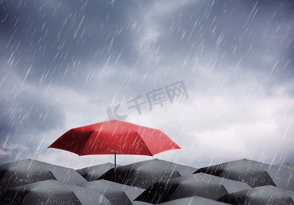 雷暴摄影照片_遮阳伞下大雨和雷暴