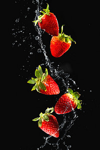水溅在草莓