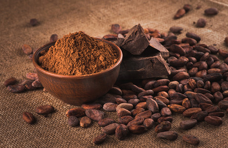 原料可可豆，可可粉、 巧克力在麻袋上粘土碗