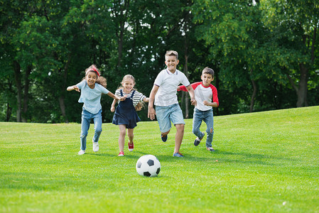 儿童踢足球摄影照片_儿童踢足球