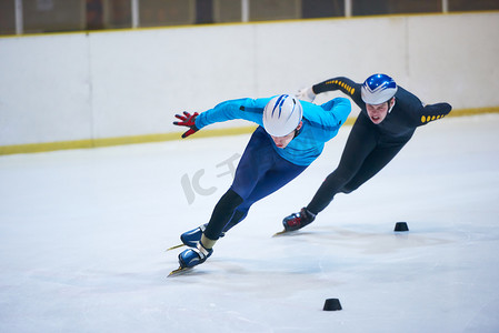 年轻运动员速度滑冰