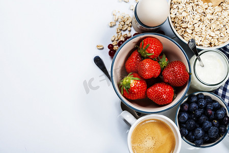 分层分类摄影照片_健康早餐-牛奶什锦早餐和浆果