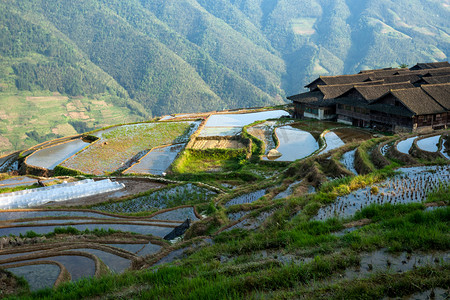 自然真实风景摄影照片_Zhuang ethnic minority village in Guangxi Province, China.