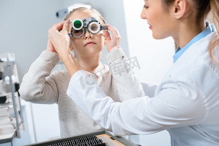 女性眼科用试用框架和镜片检查儿童眼睛