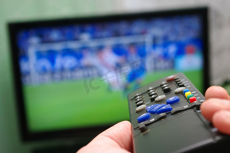 电视足球摄影照片_足球比赛和远程控制
