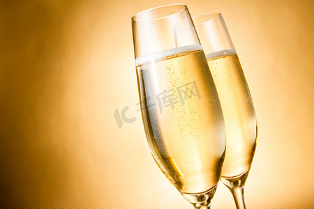 两杯香槟金色泡沫和文本的空间