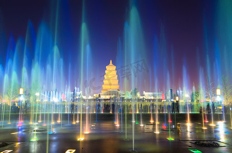 美丽的喷泉在晚上在西安