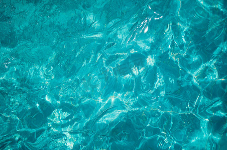 蓝色光芒摄影照片_清澈的水中的太阳眩光