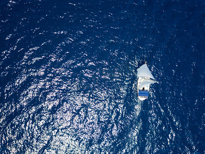 鸟瞰两艘游艇在深蓝海。无人机摄影