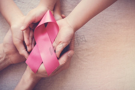 手握粉红丝带，乳腺癌意识，十月粉红概念