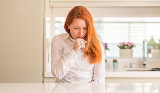 小丑头发png摄影照片_在厨房的红头发的妇女感到不适和咳嗽作为症状感冒或支气管炎。医疗保健理念.