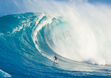 大白鲨摄影照片_毛伊岛，嗨-3 月 13 日： 职业冲浪选手比利肯珀骑 gi