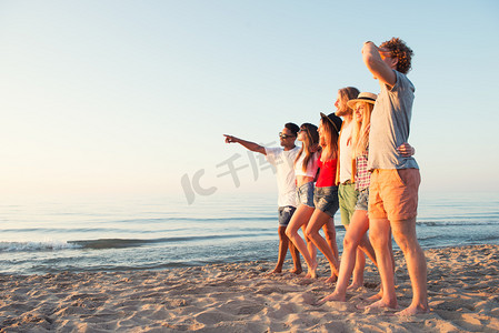 阳光开心摄影照片_一群快乐的朋友在海边玩得开心