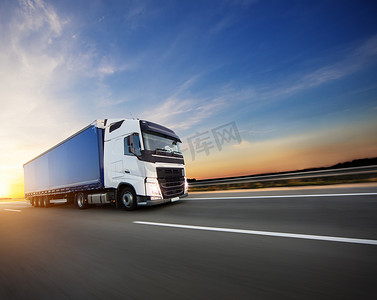 道路服务摄影照片_装载欧洲卡车在机动车路在美丽的日落光。论道路运输与货运.