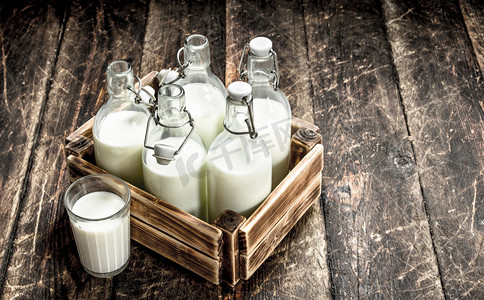 cow摄影照片_Bottles with fresh milk in a box.