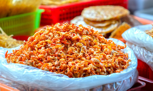 干虾在越南的海鲜市场出售。虾在假期里被晒干去皮, 和胡萝卜一起吃