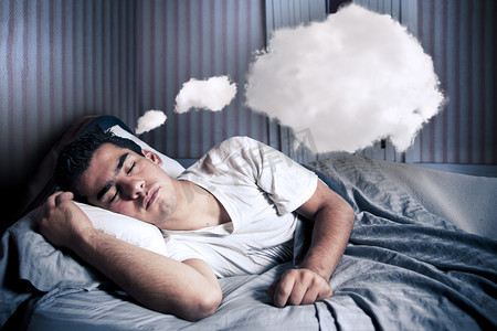 床上用品摄影照片_舒服地在他的床与云做梦的人