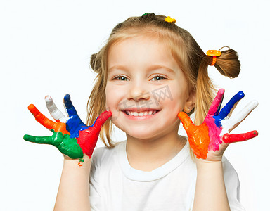 开心的手绘女孩摄影照片_在油漆的手