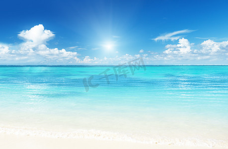 沙滩阳光摄影照片_海洋与沙滩