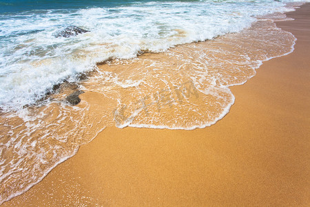沙子和波背景的对角线