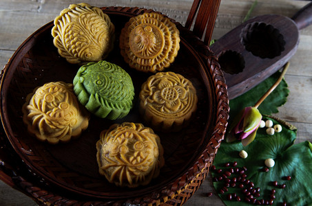 中秋灯笼灯笼摄影照片_月饼, 中国中秋节食品.