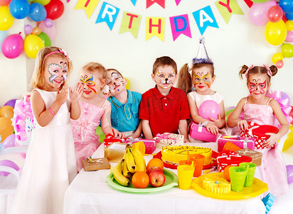 男孩惊讶摄影照片_儿童快乐的生日派对 .