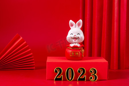 新年春节陶瓷兔子摆件桌子摆放摄影图配图
