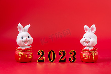 元旦2023兔子数字红色背景摆放摄影图配图