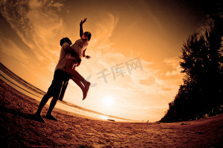情侣浪漫场景摄影照片_夫妇在海滩上的浪漫场景