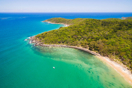 主要海滩和周围的森林在努沙国家公园，阳光海岸，昆士兰，澳大利亚空中拍摄的照片.