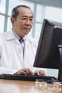 医生使用的台式计算机