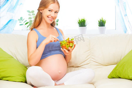 快乐的孕妇吃健康的食物蔬菜沙拉