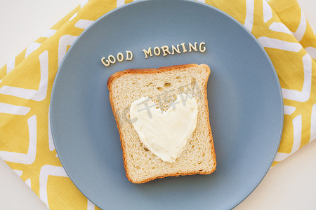 早餐用三明治，心形，盘上有蓝奶酪，餐巾上有醒目的题词早上好