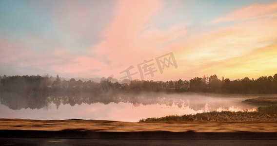 黎明在雾中湖春景