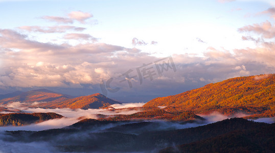 山谷摄影照片_秋天的早晨山和雾.