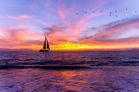  海洋日落帆船剪影